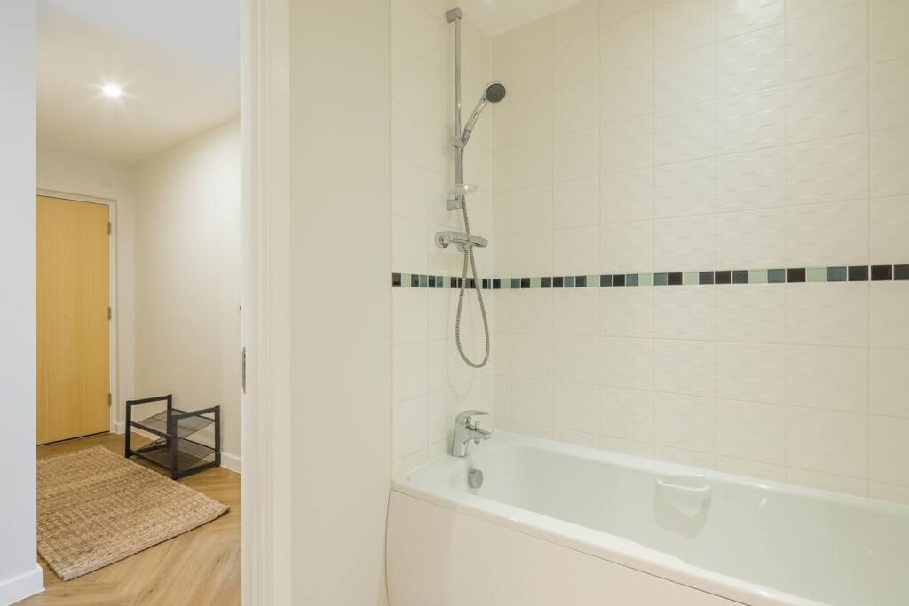 Executive 2Br Apartment Next To Station + Parking Кембридж Экстерьер фото