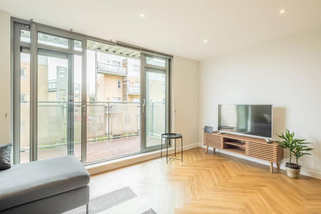 Executive 2Br Apartment Next To Station + Parking Кембридж Экстерьер фото